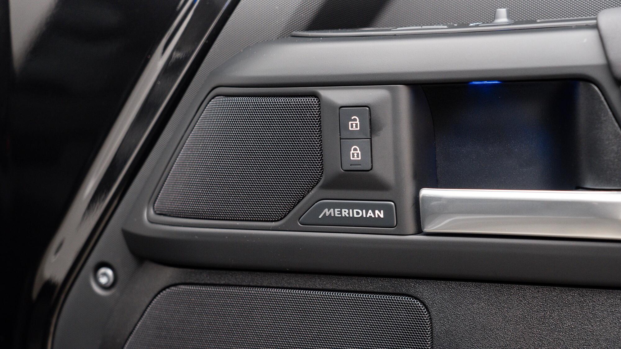 Land Rover Defender 110 view 38