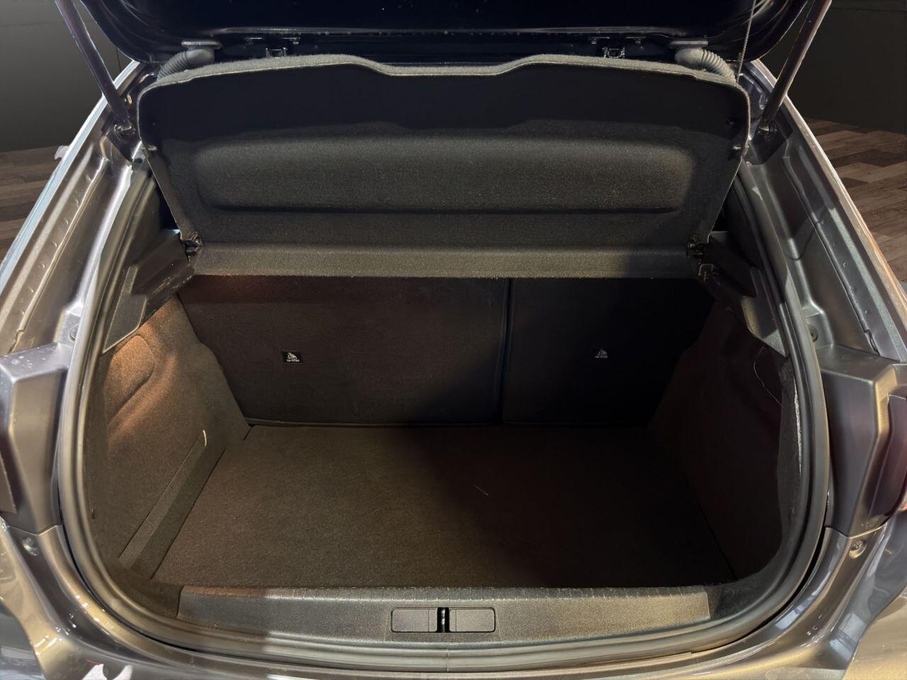 Peugeot 208 view 9