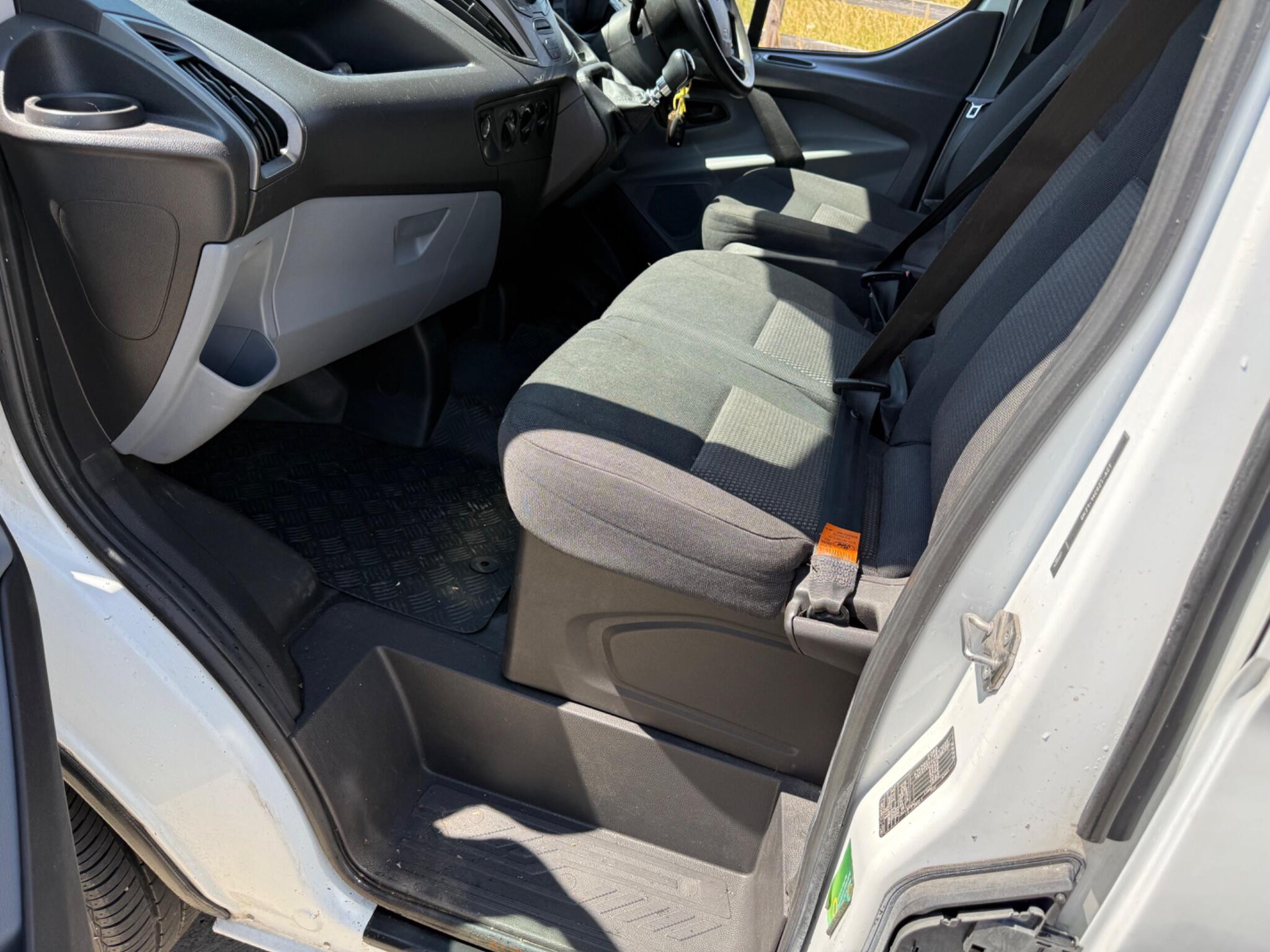 Ford Transit Custom 2.0 TDCi 290 L1 H1 5dr — photo 33 of 84