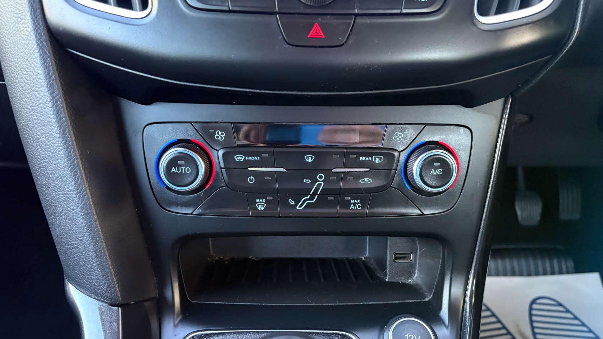 Ford Focus view 32