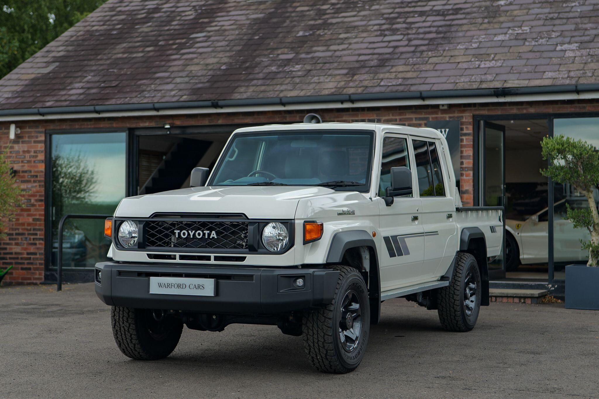 Toyota Land Cruiser view 3