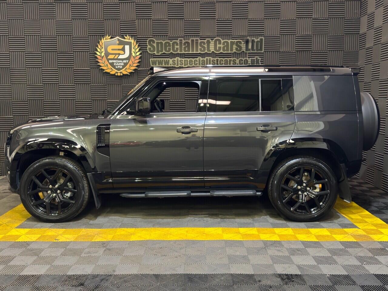 Land Rover Defender 110 view 24