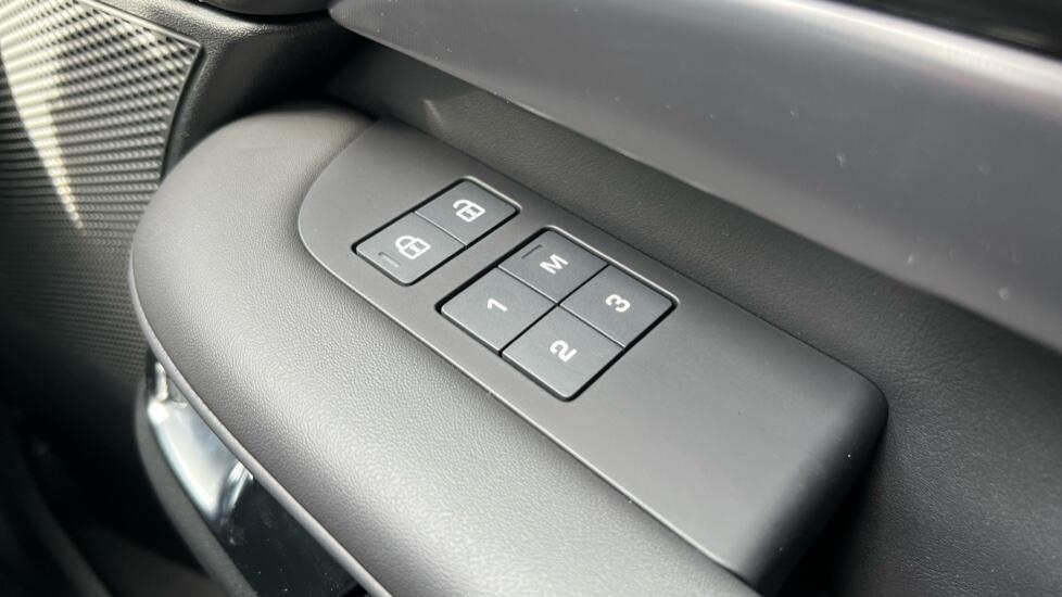 Land Rover Discovery view 25