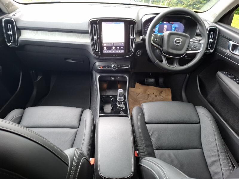 Volvo XC40 view 3