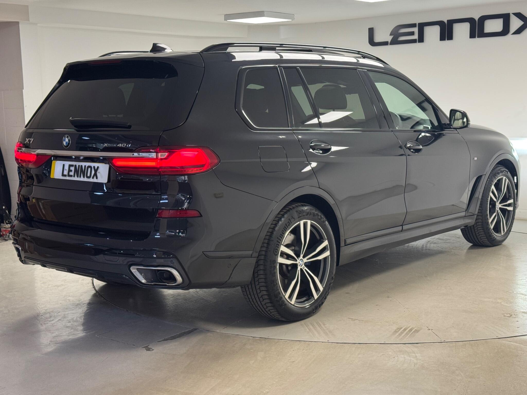 BMW X7 view 6