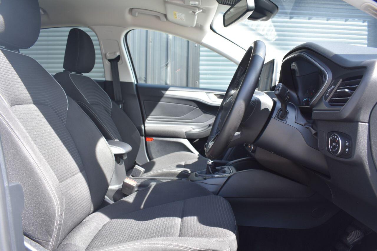 Ford Focus view 16