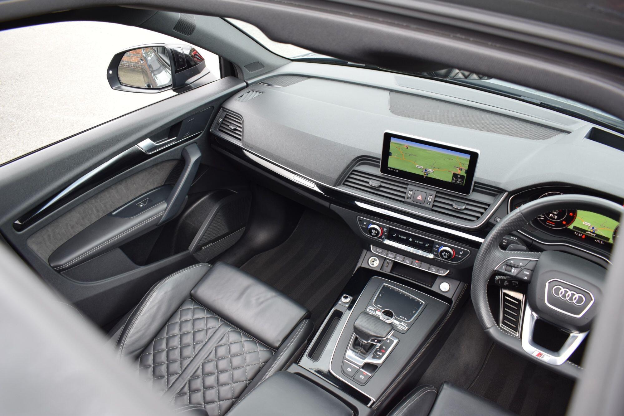 Audi Q5 view 18