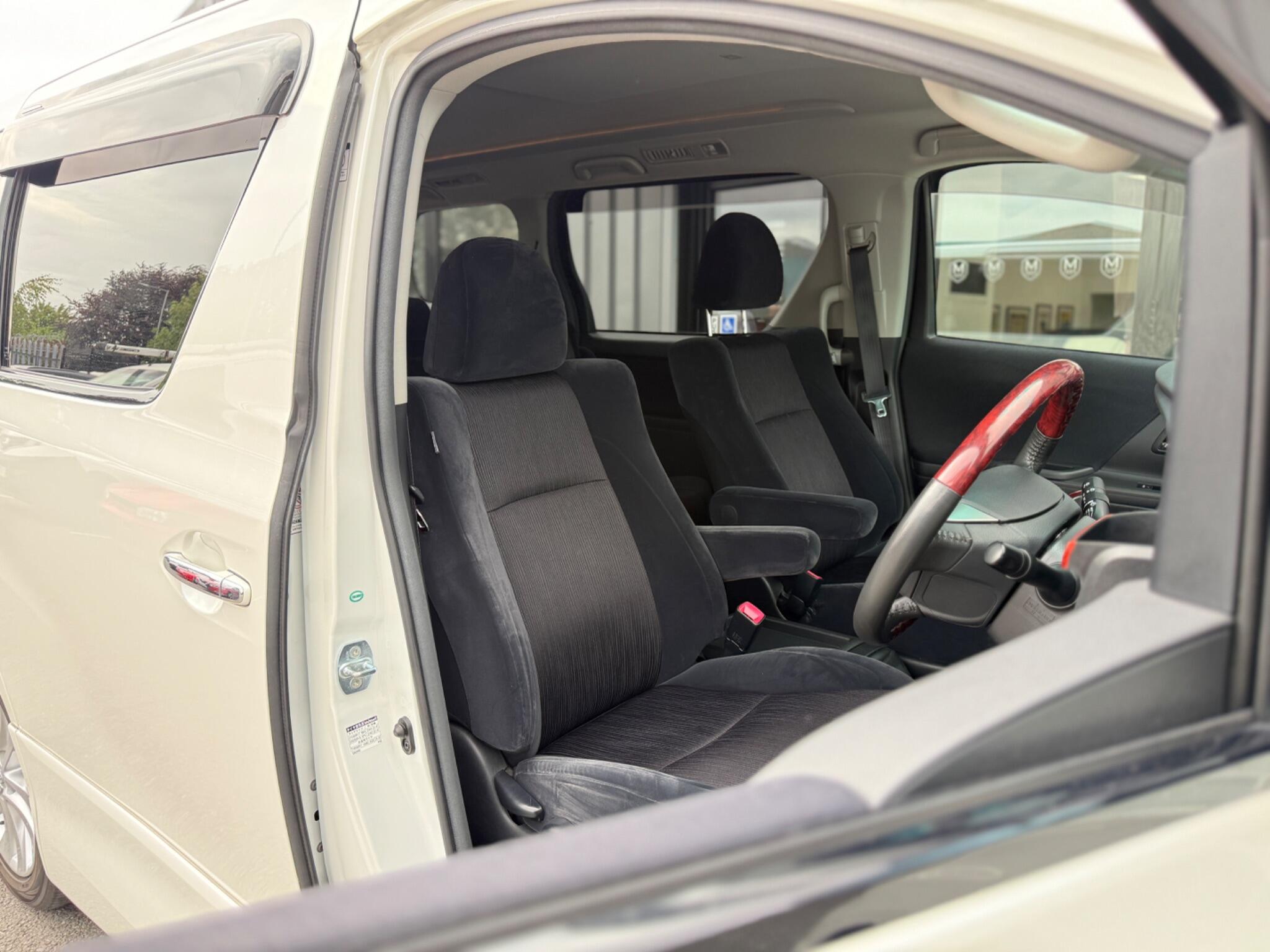 Toyota Vellfire view 4