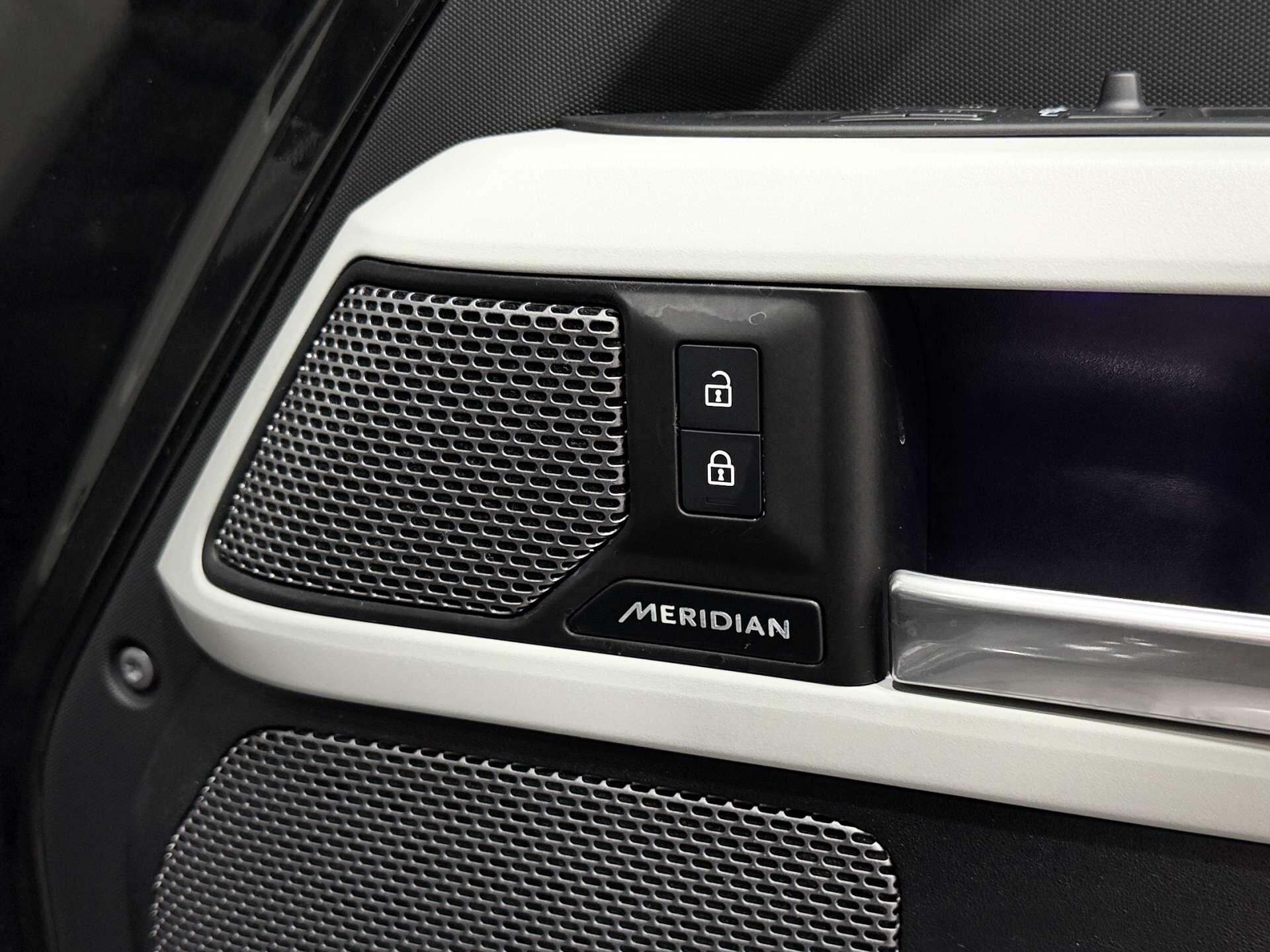 Land Rover Defender view 33