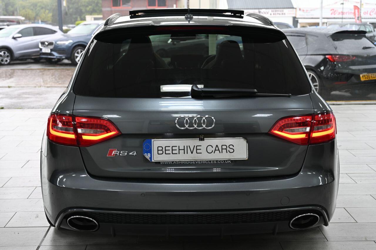 Audi RS4 Avant view 9