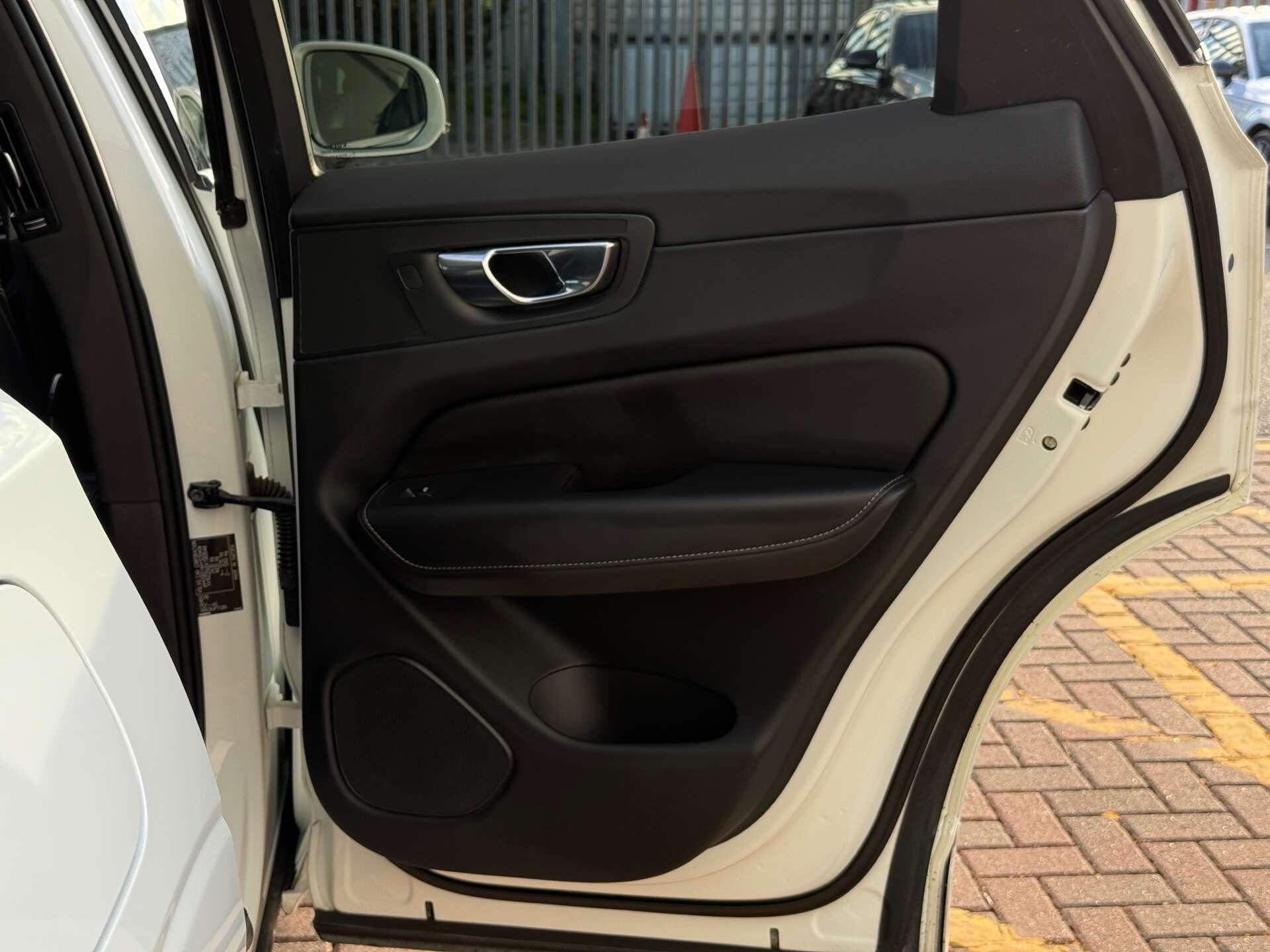 Volvo XC60 view 21