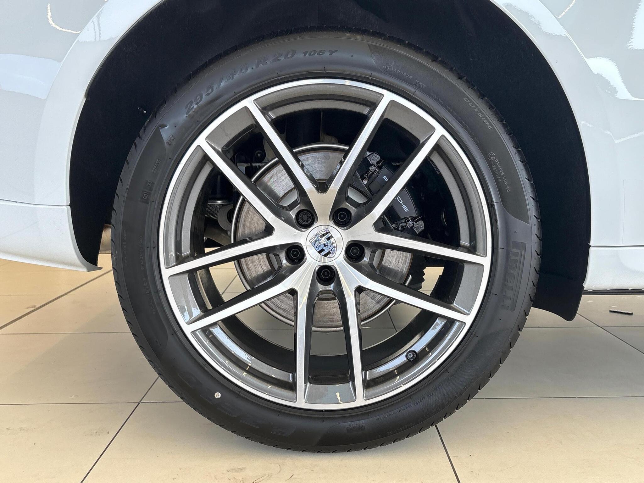 Porsche Macan view 24