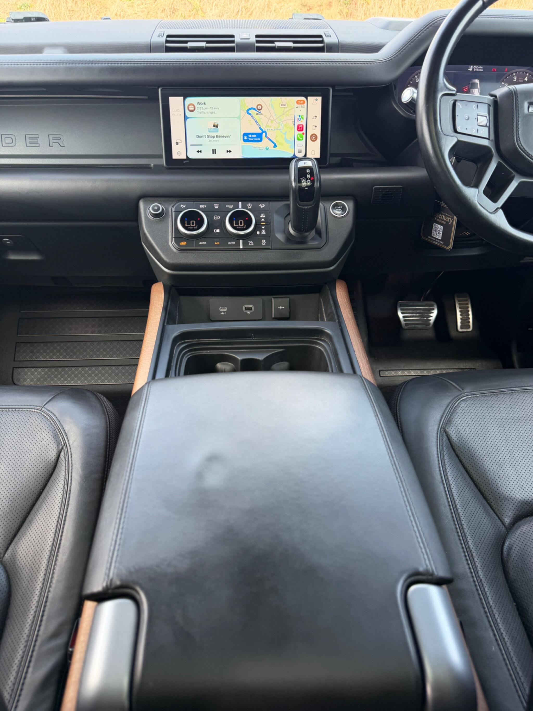 Land Rover Defender 110 view 25
