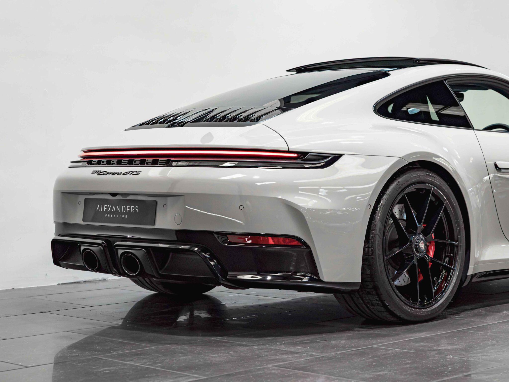 Porsche 911 view 13
