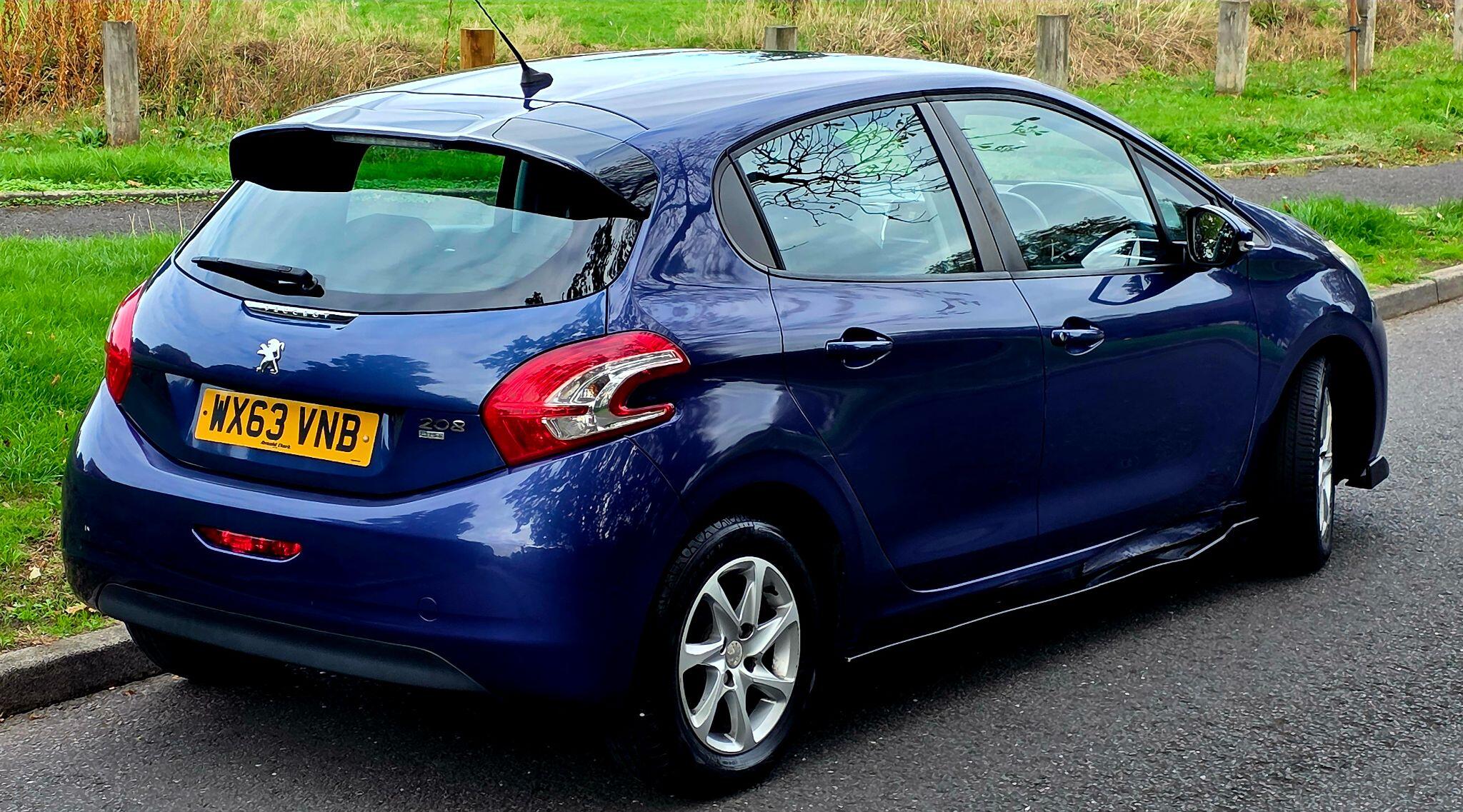 Peugeot 208 view 12