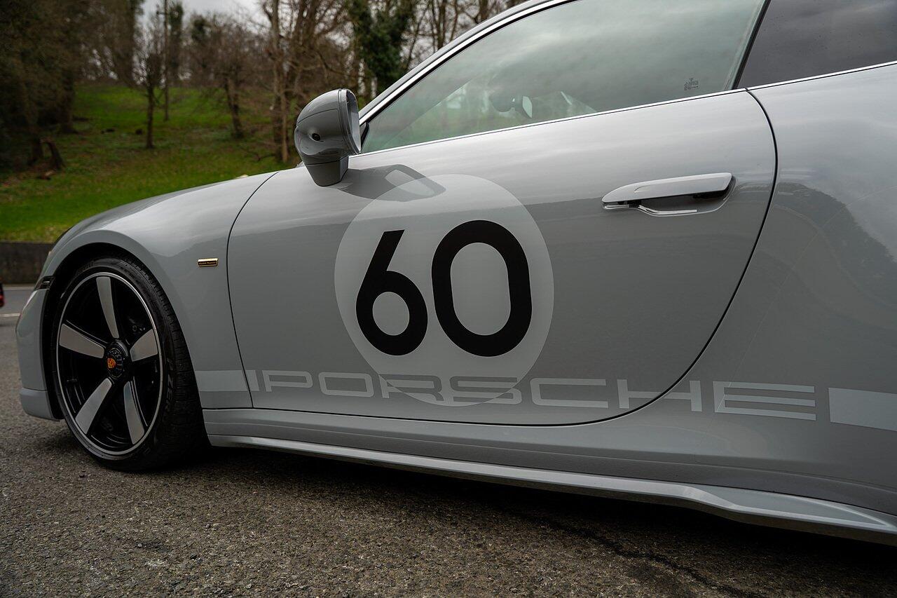 Porsche 911 view 106