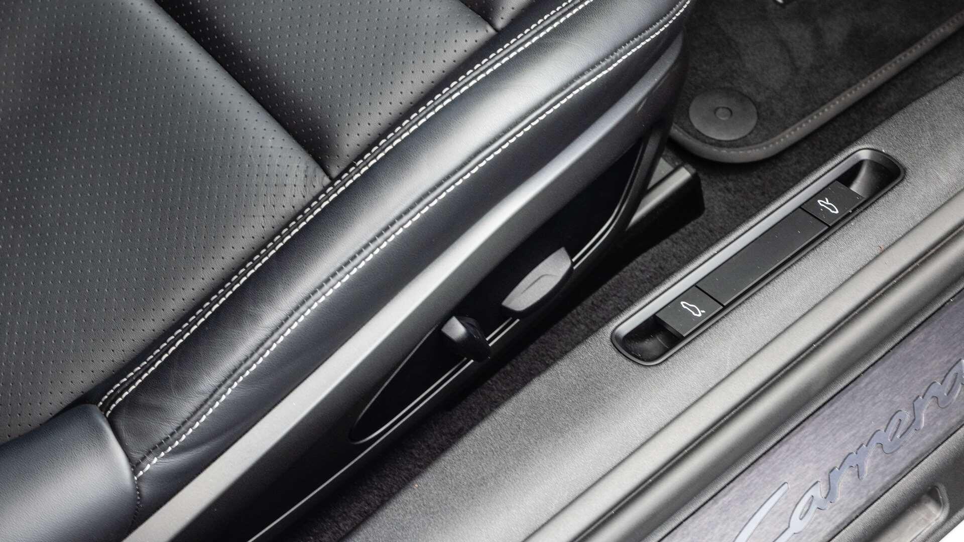 Porsche 911 view 34