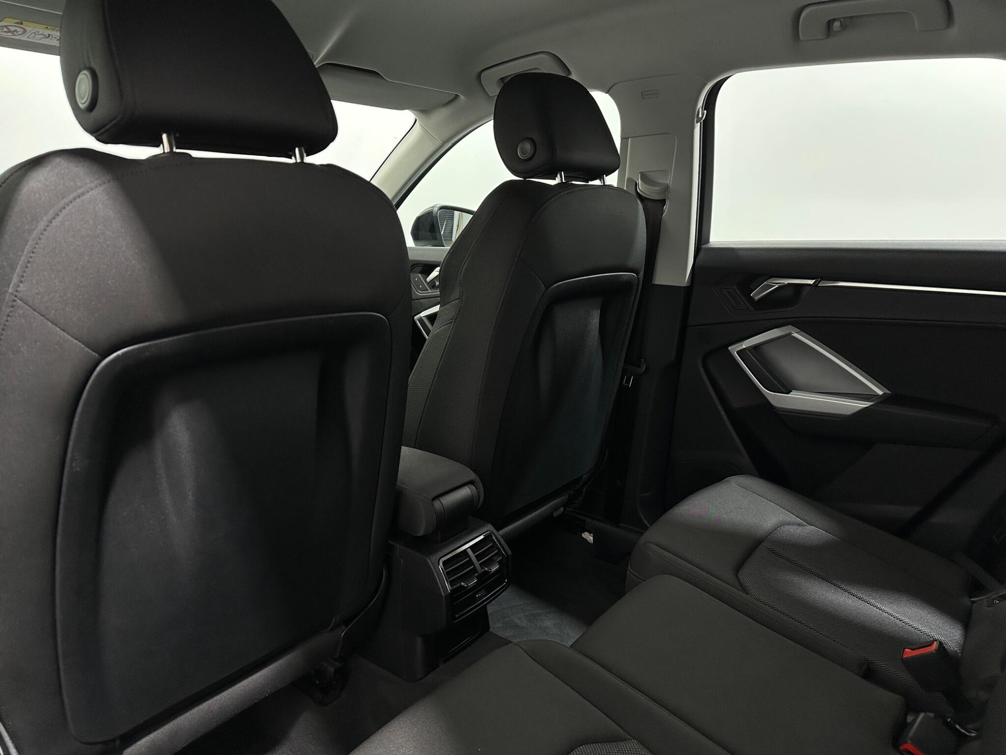 Audi Q3 view 38