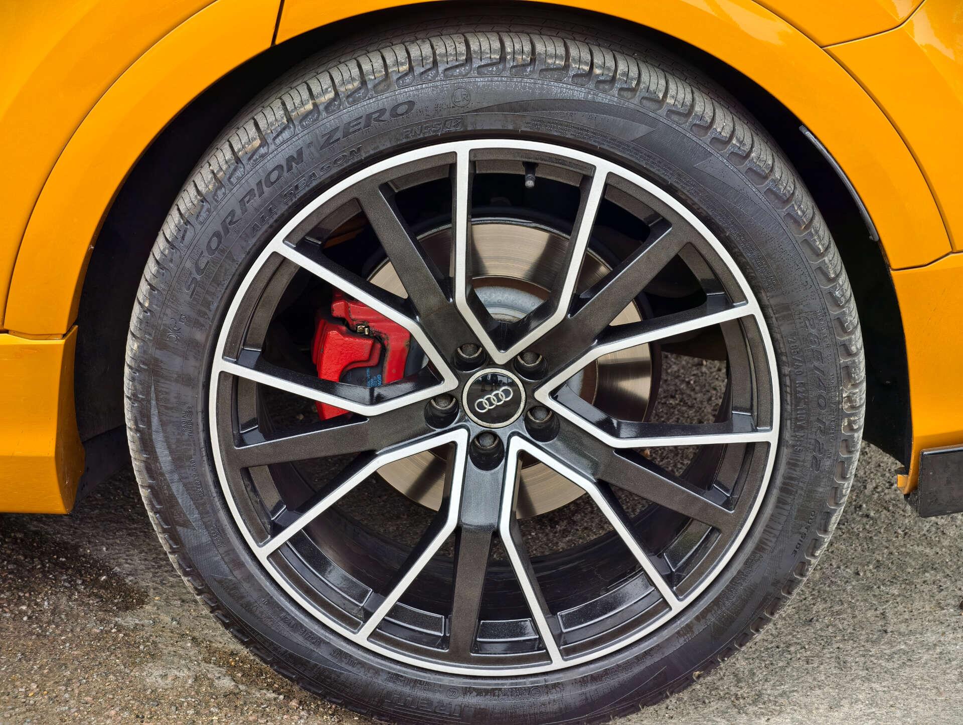 Audi Q8 view 27