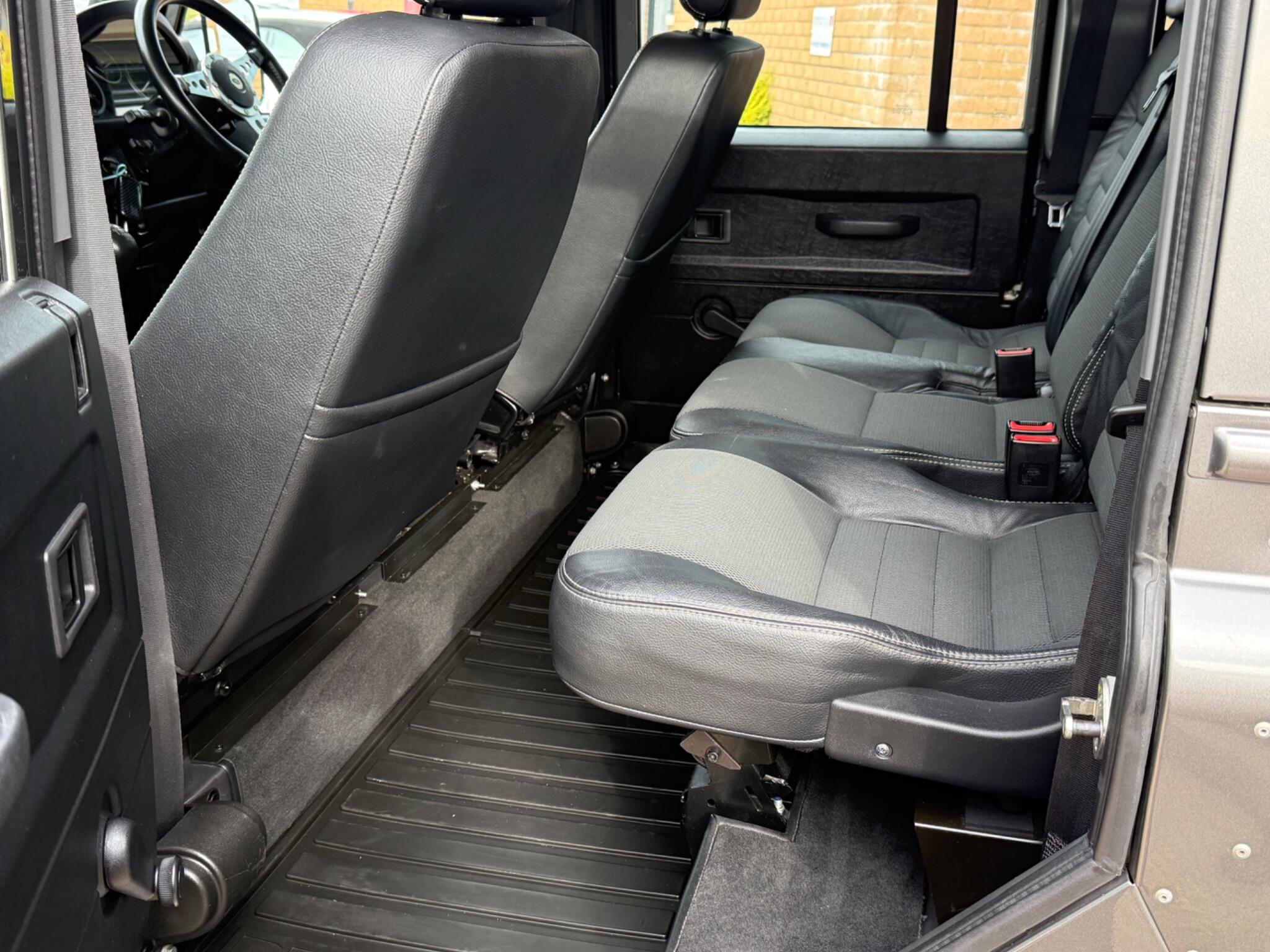 Land Rover Defender view 33