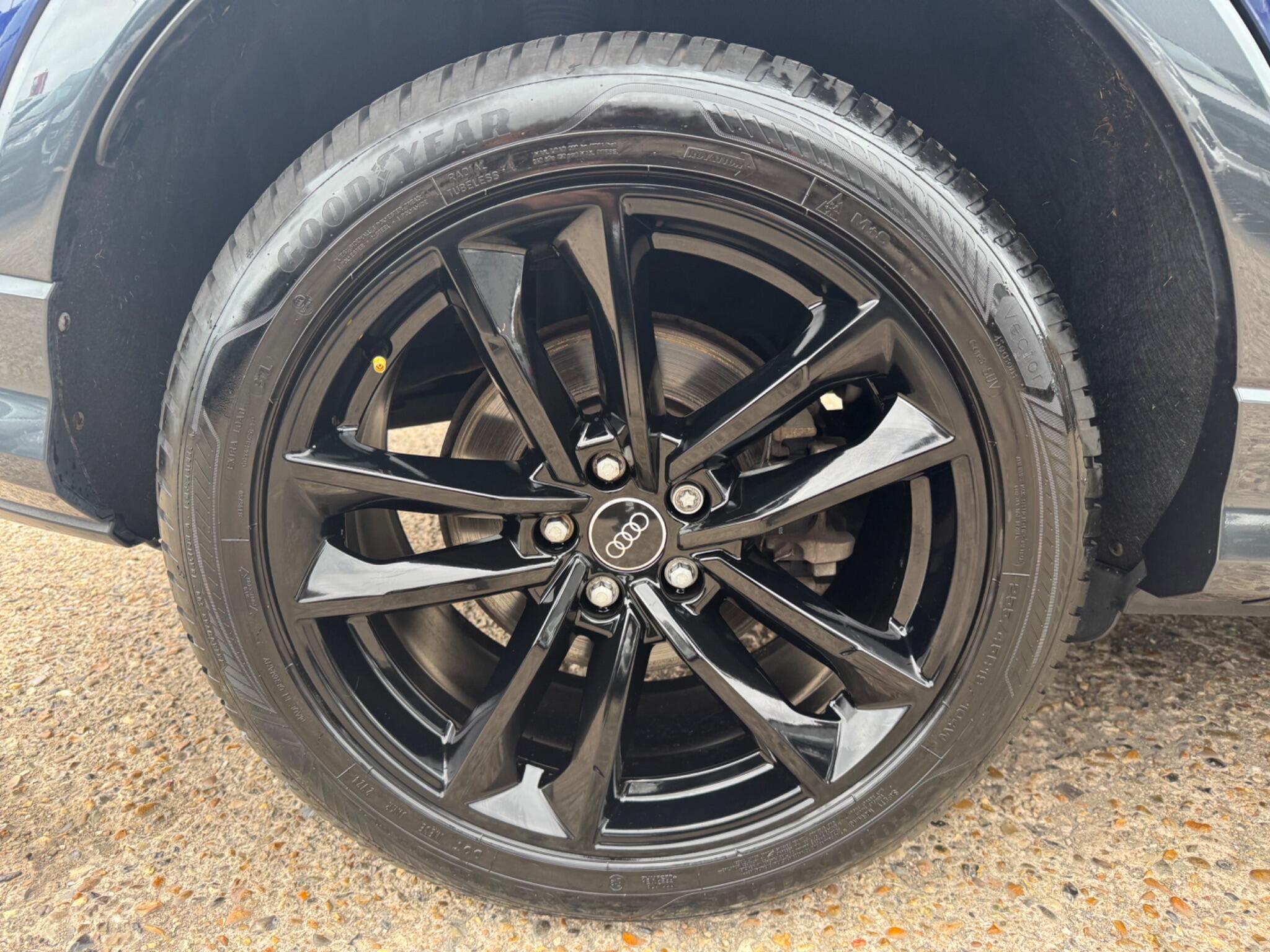 Audi Q3 view 41