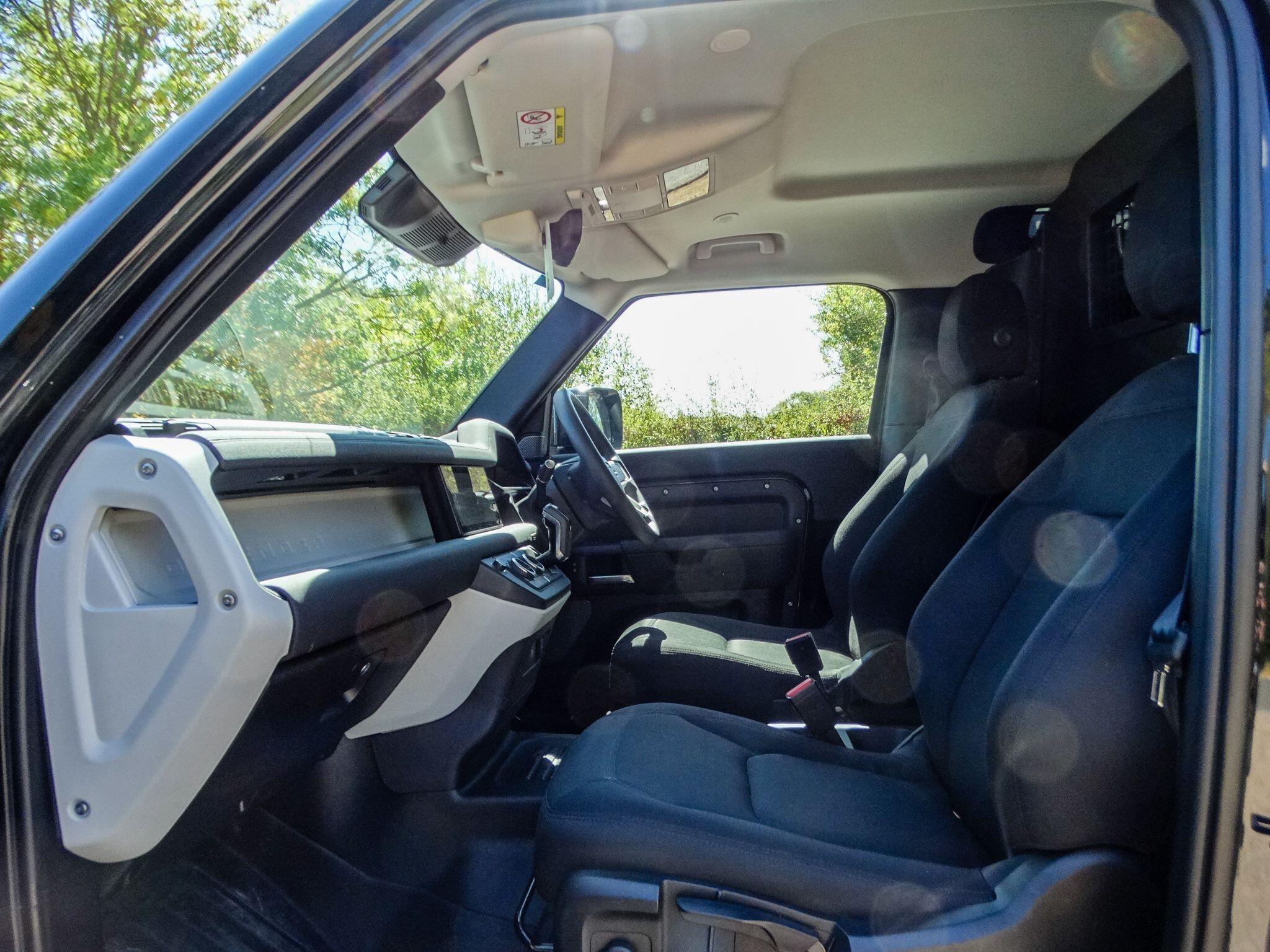 Land Rover Defender 90 view 3