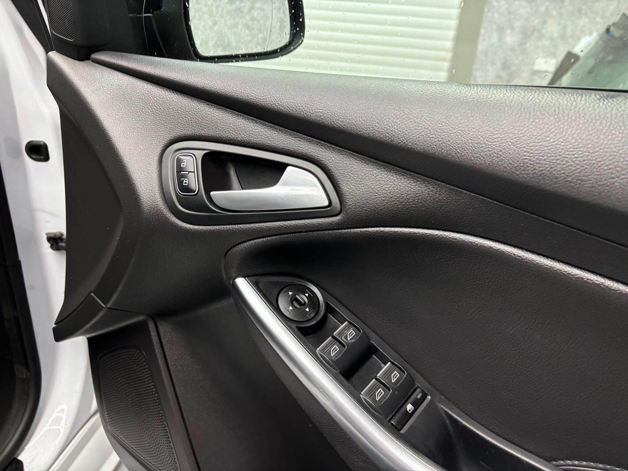 Ford Focus view 18