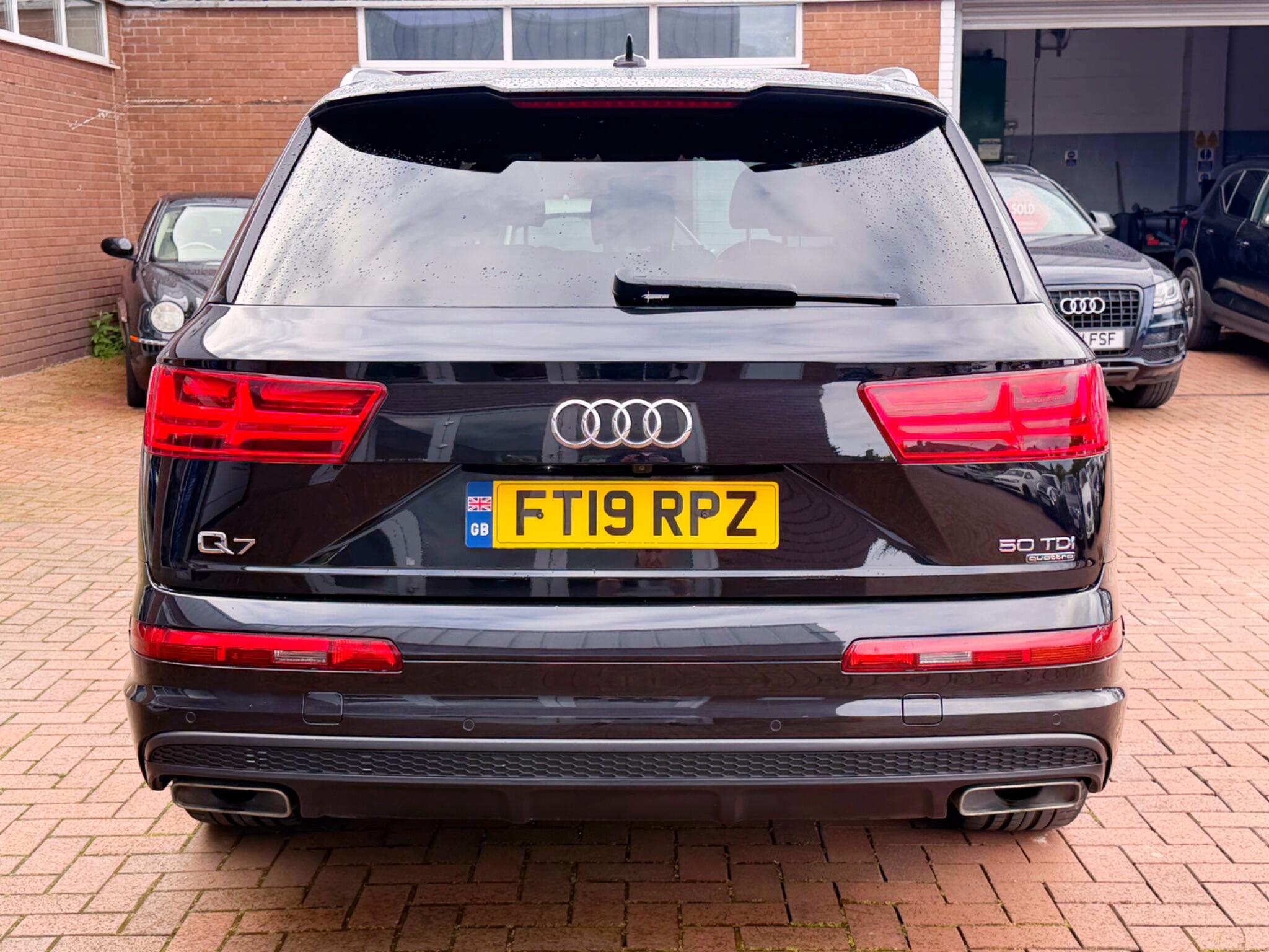 Audi Q7 view 24