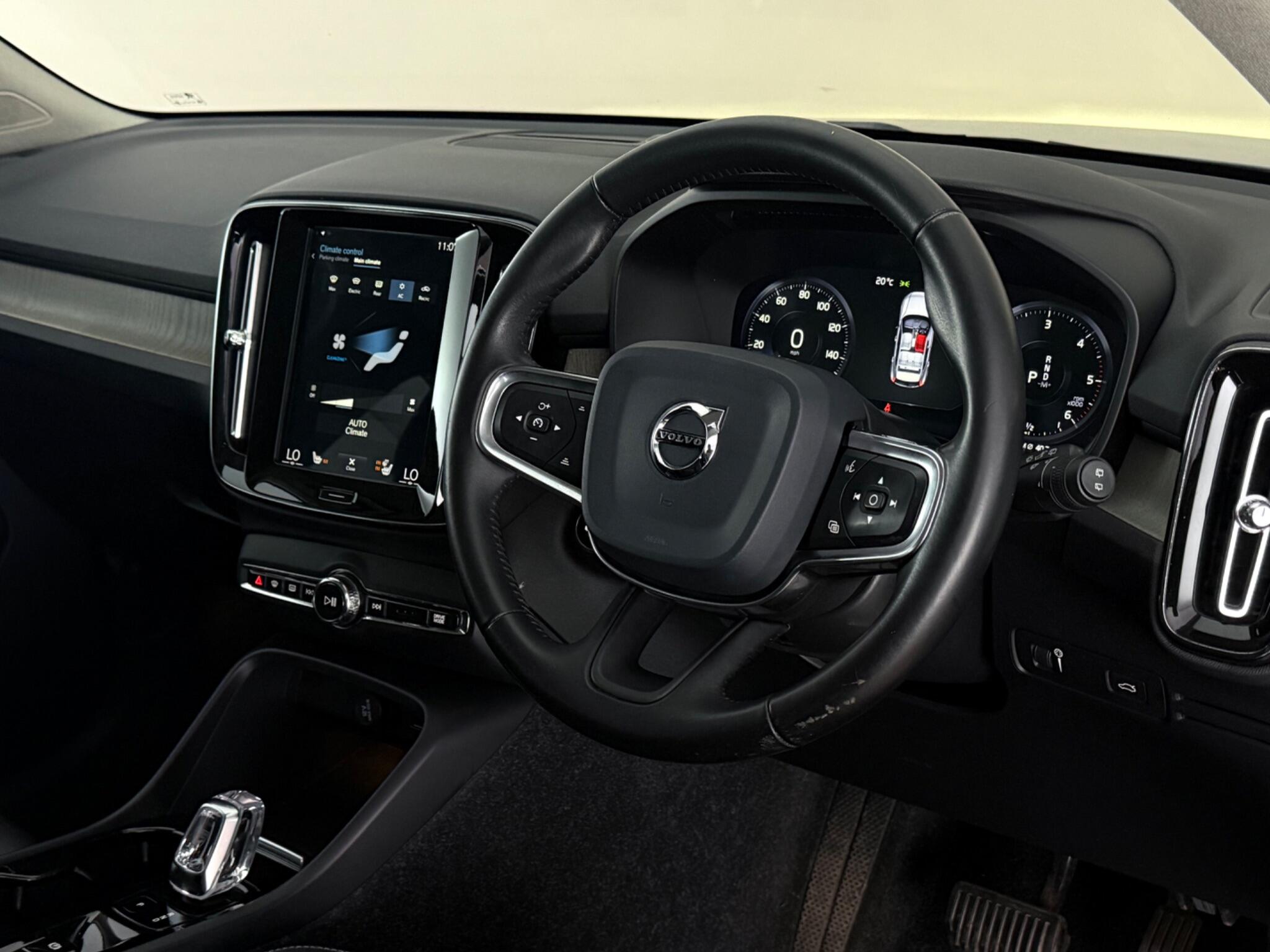 Volvo XC40 view 3