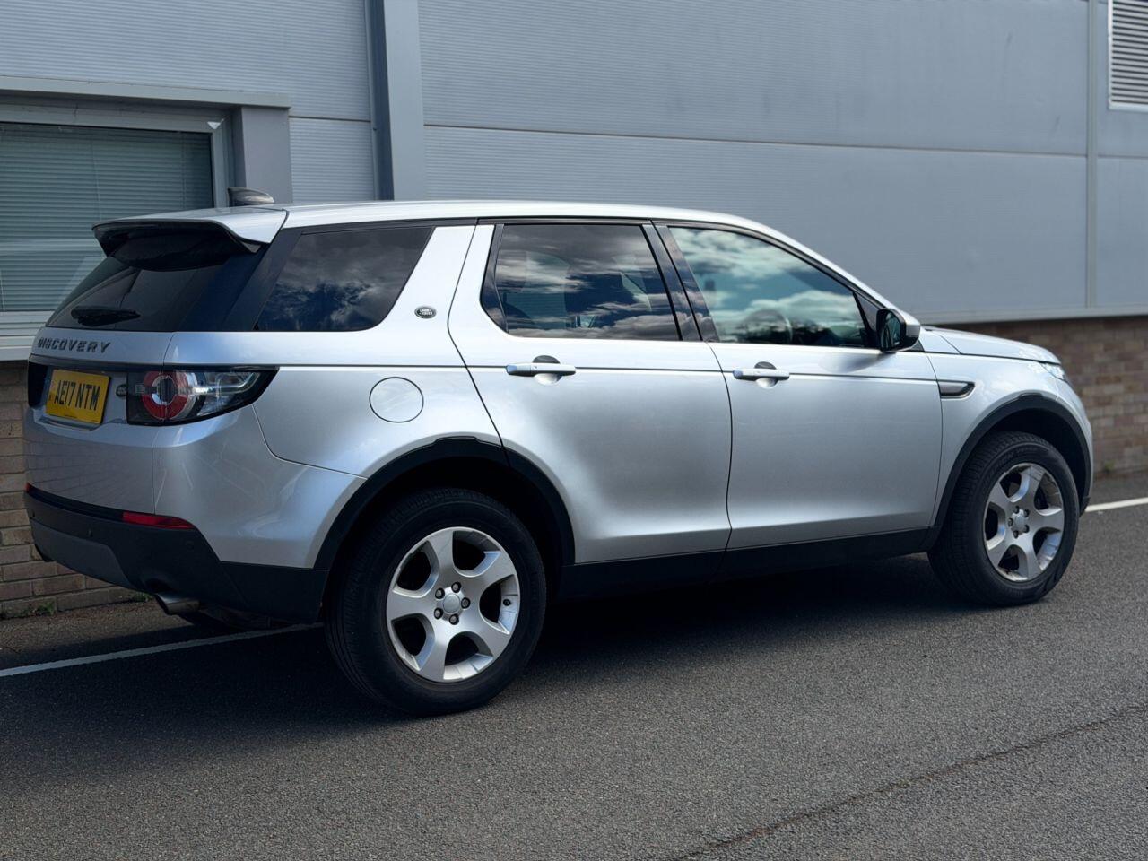Land Rover Discovery Sport view 36