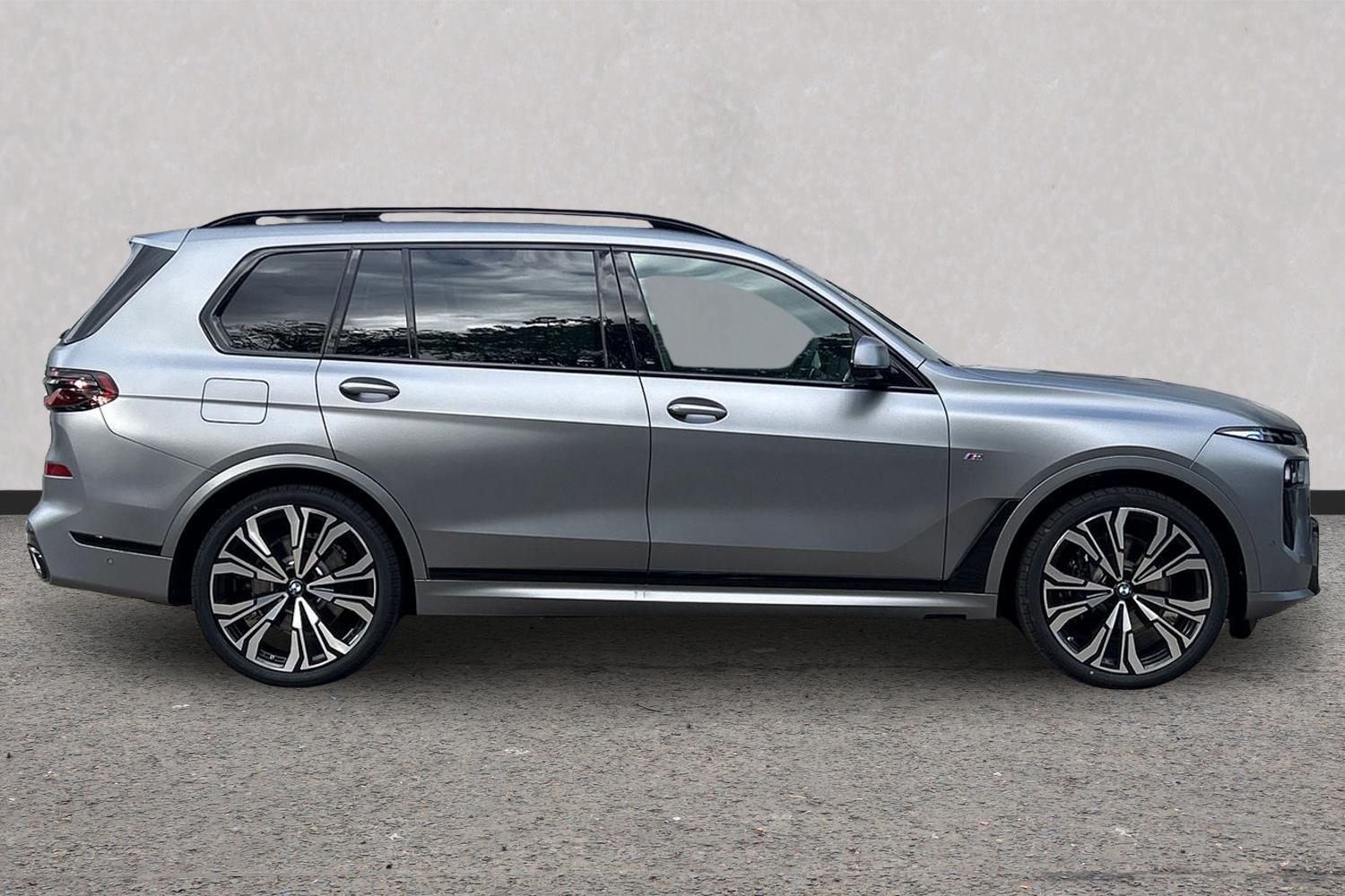 BMW X7 view 3