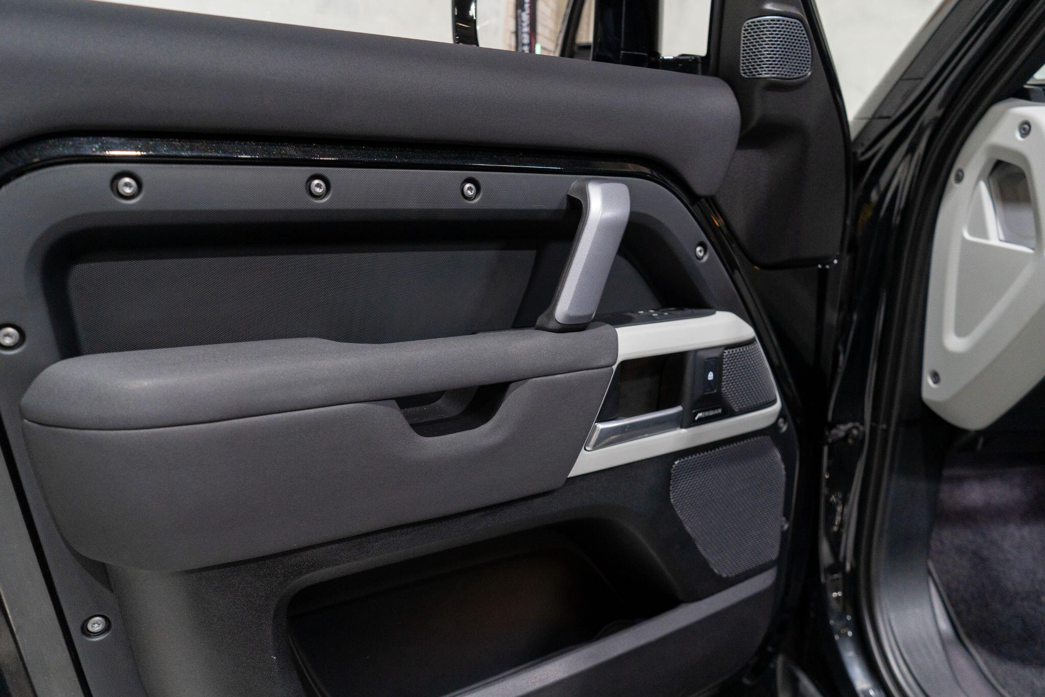 Land Rover Defender view 31