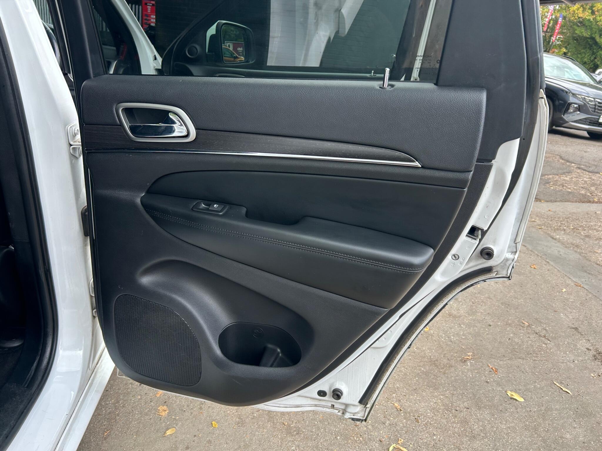Jeep Grand Cherokee view 39
