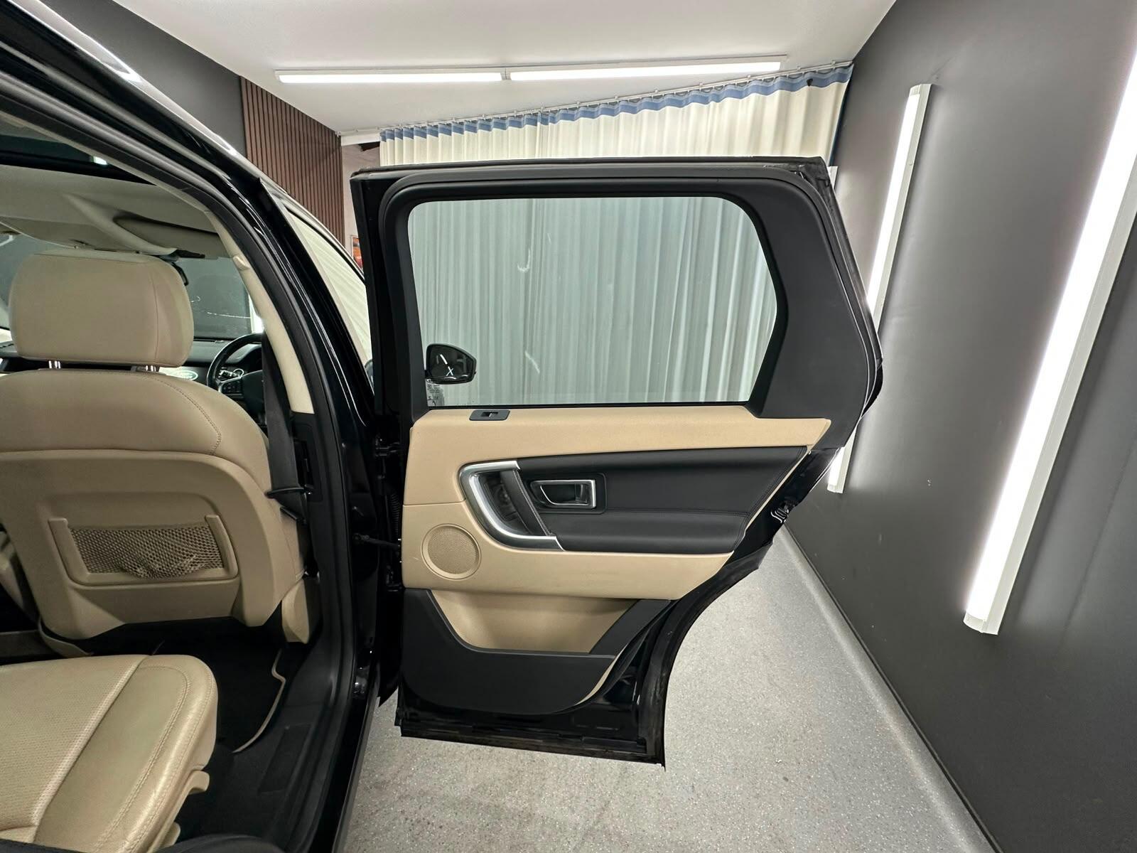 Land Rover Discovery Sport view 19