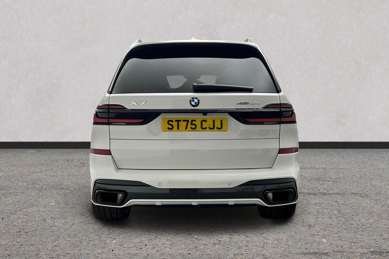 BMW X7 view 16