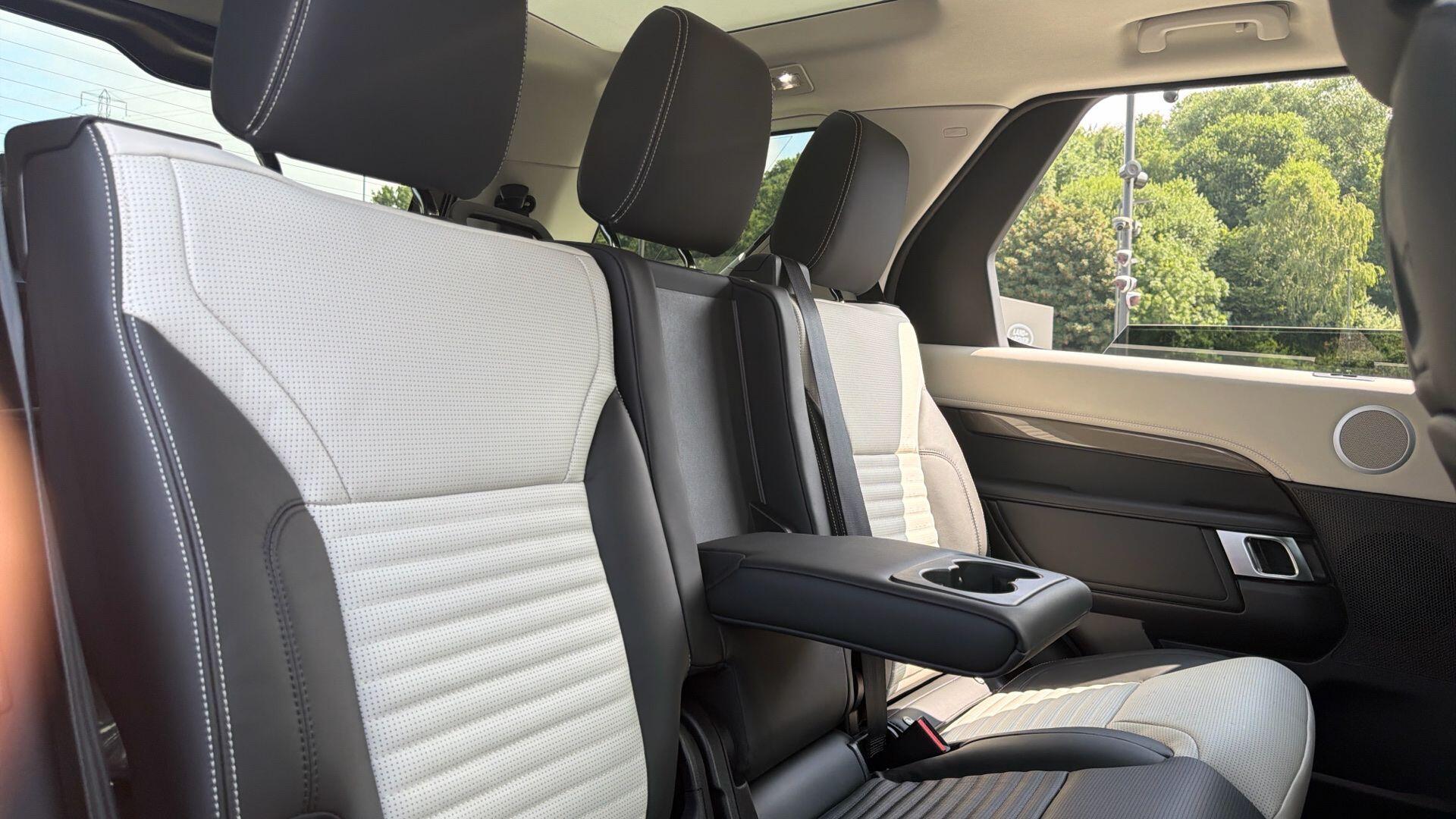 Land Rover Discovery view 12