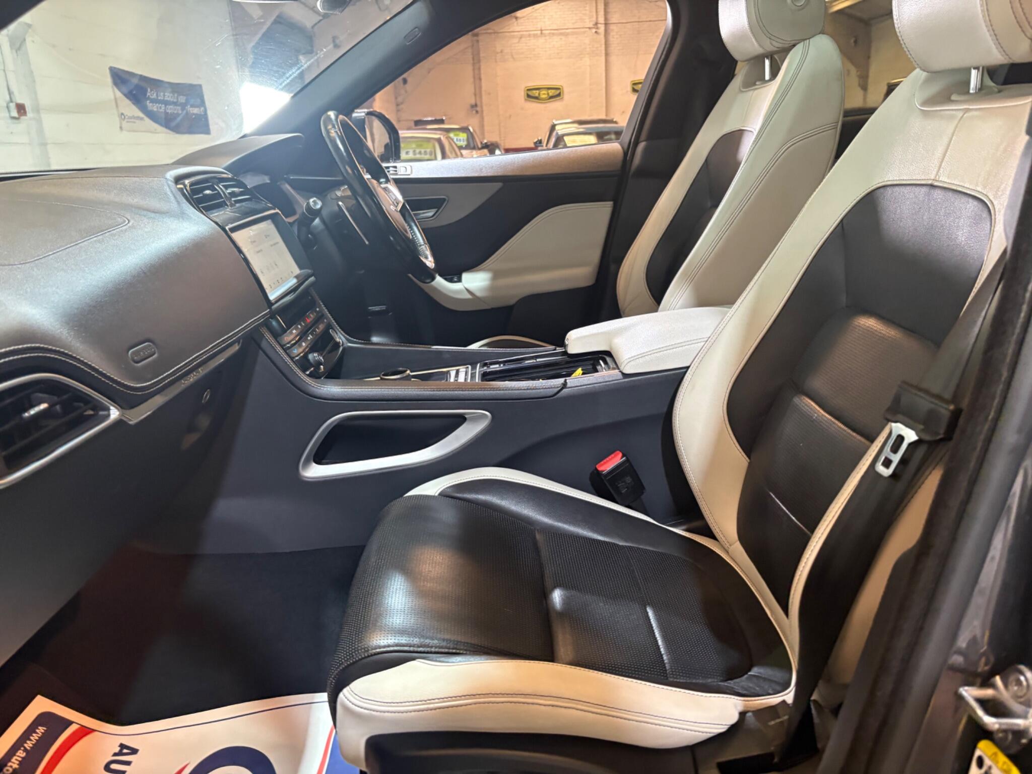 Jaguar F-Pace view 60
