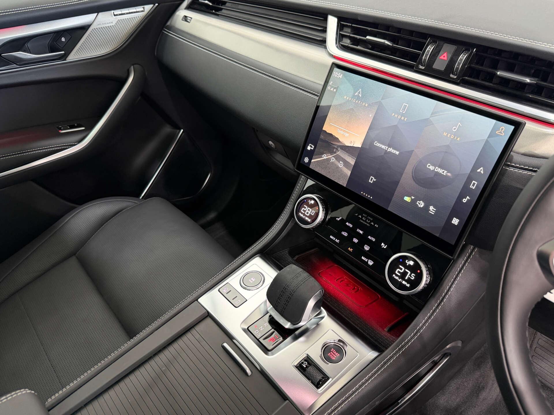 Jaguar F-Pace view 40