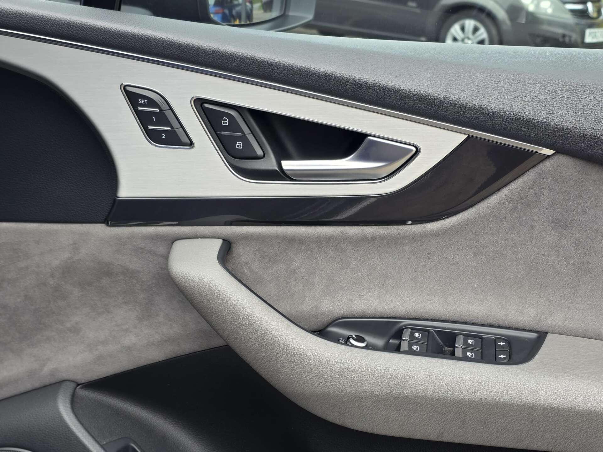 Audi SQ7 view 32