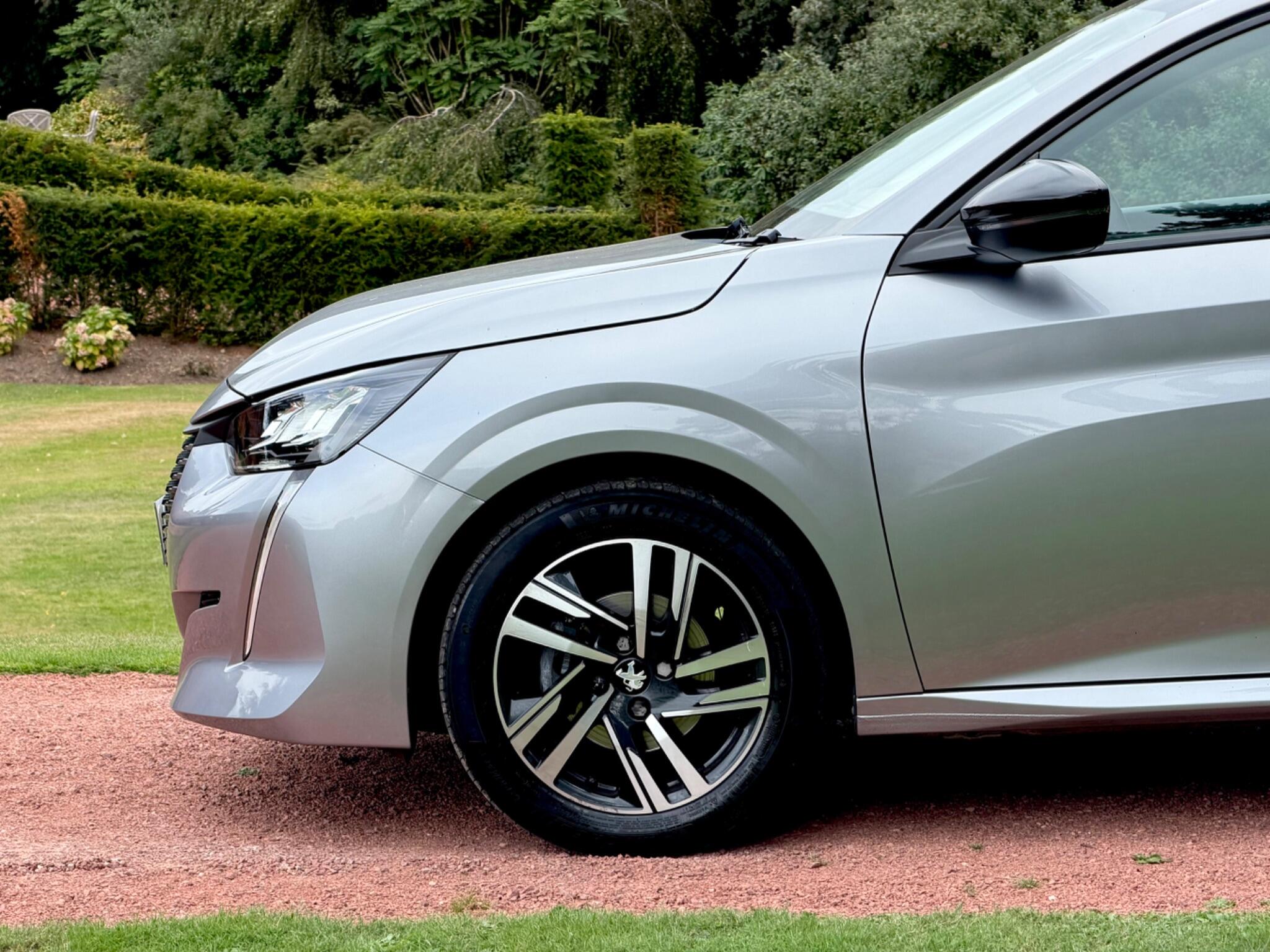 Peugeot 208 view 13