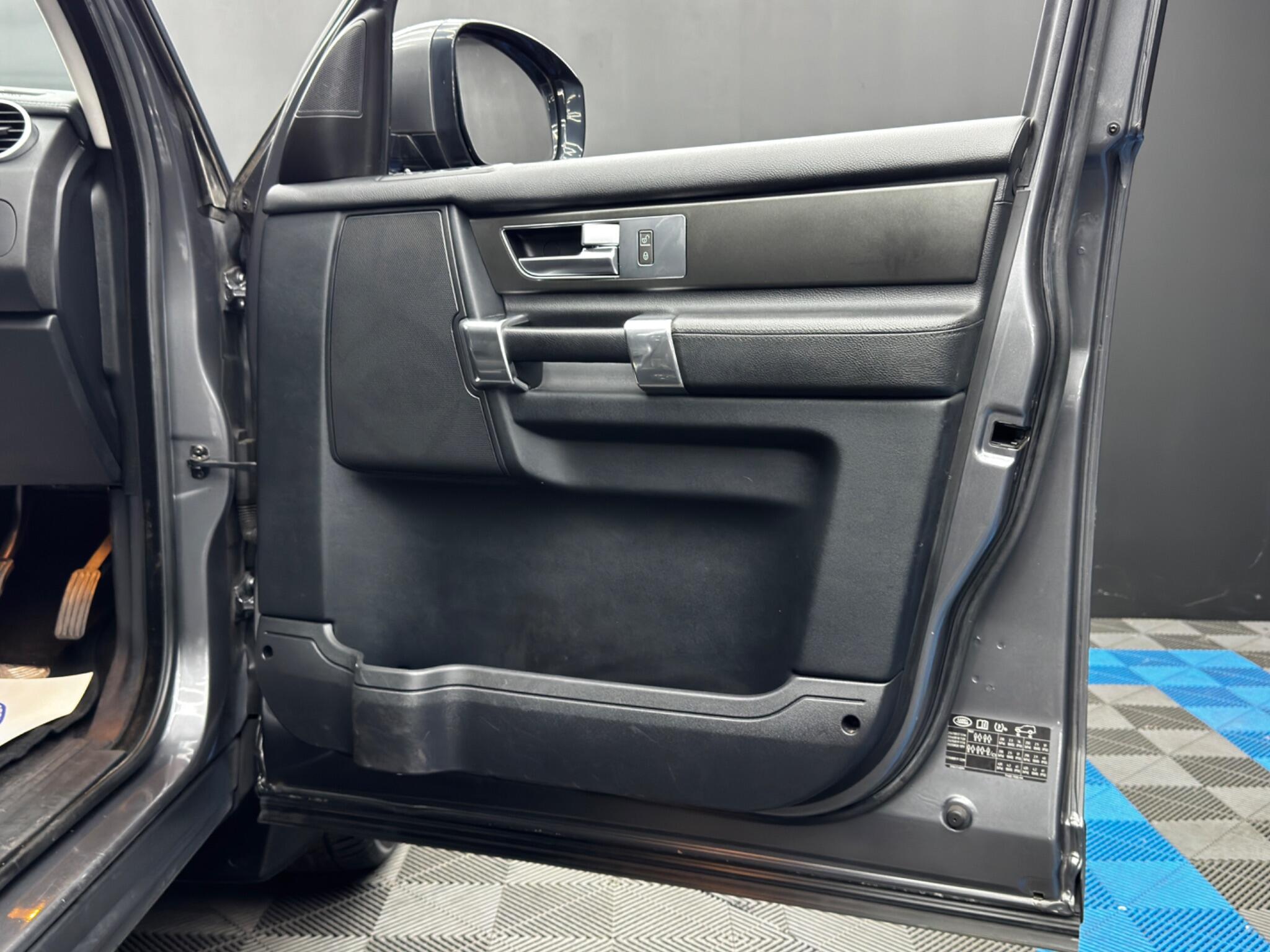 Land Rover Discovery view 35