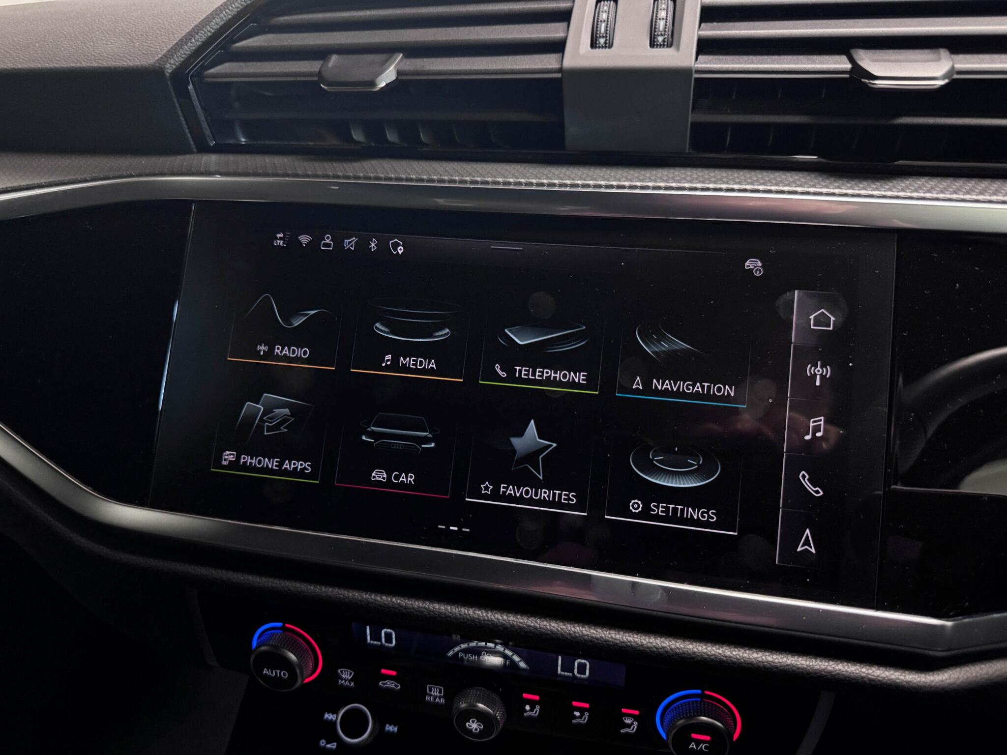 Audi Q3 view 40
