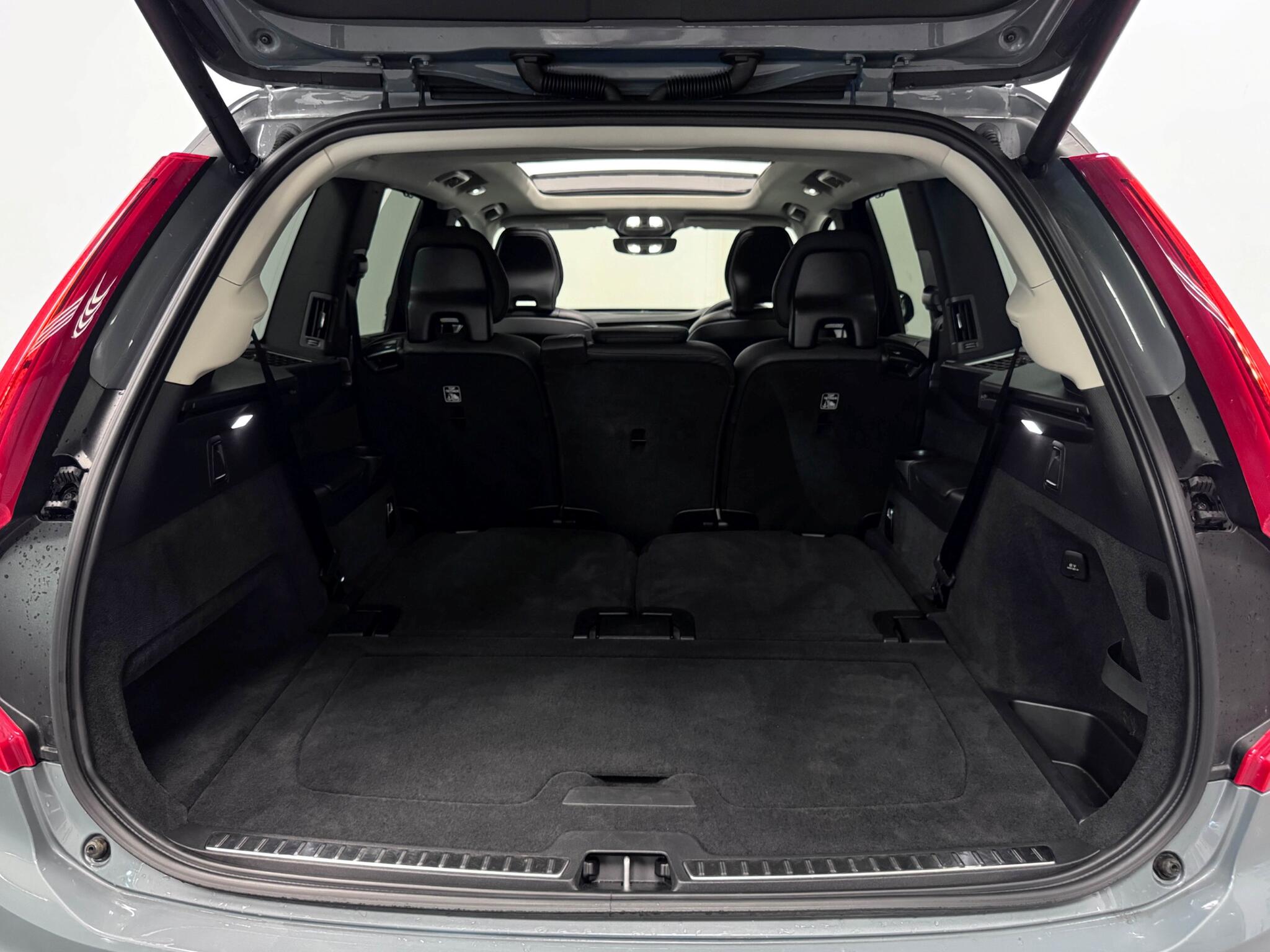 Volvo XC90 view 8