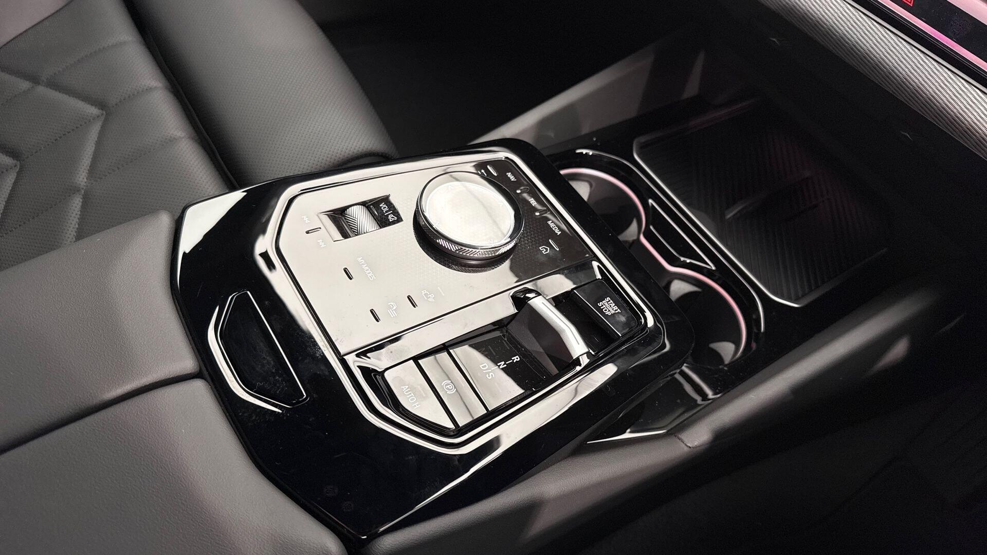 BMW 5 Series view 10