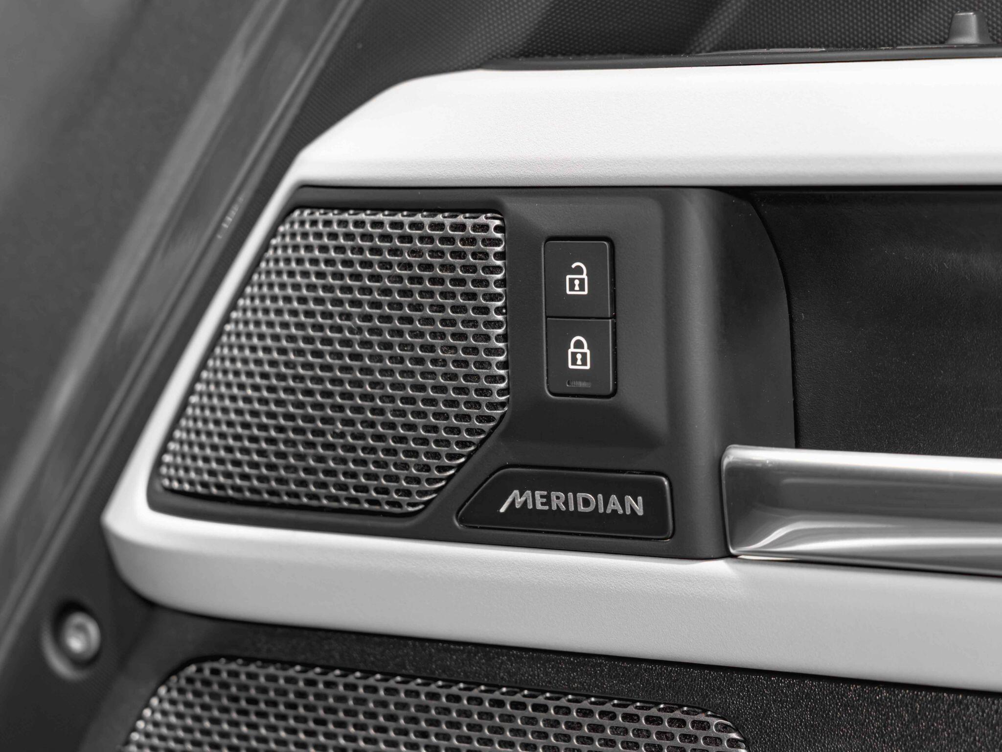 Land Rover Defender 110 view 28
