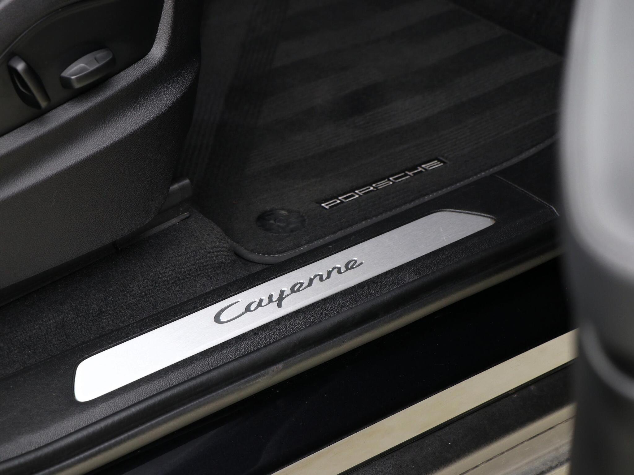 Porsche Cayenne view 38