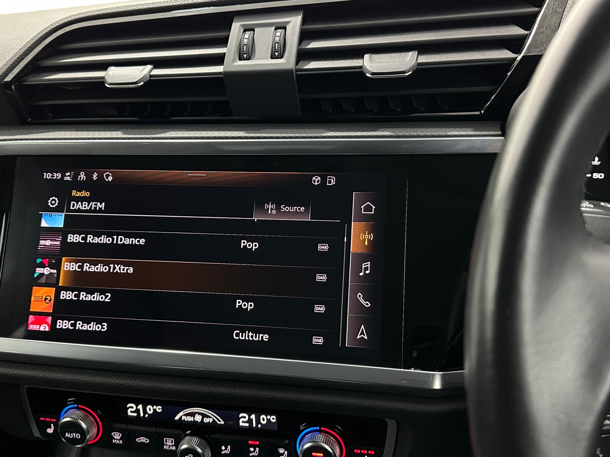 Audi Q3 view 26