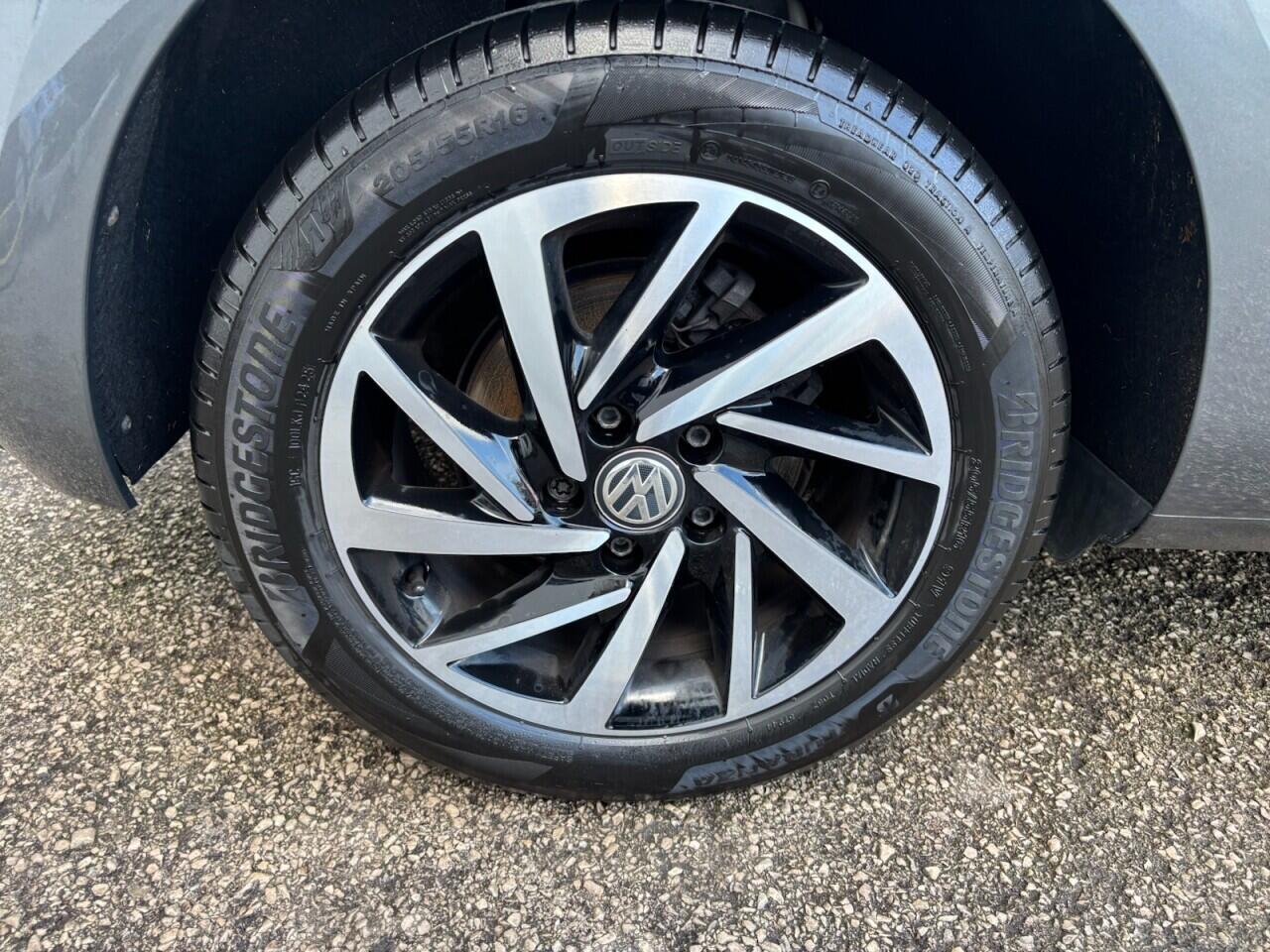 Volkswagen Golf view 17