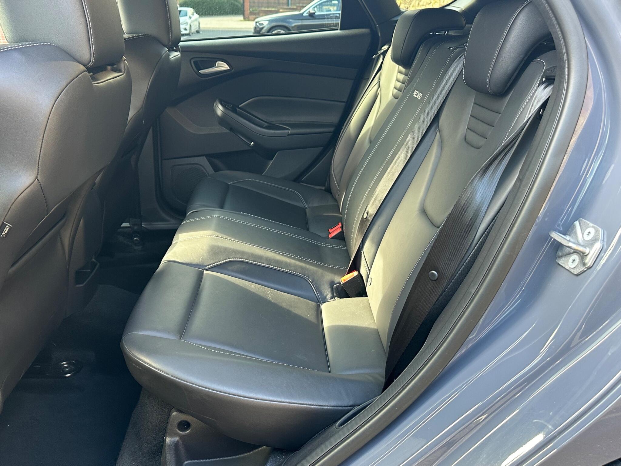 Ford Focus view 14