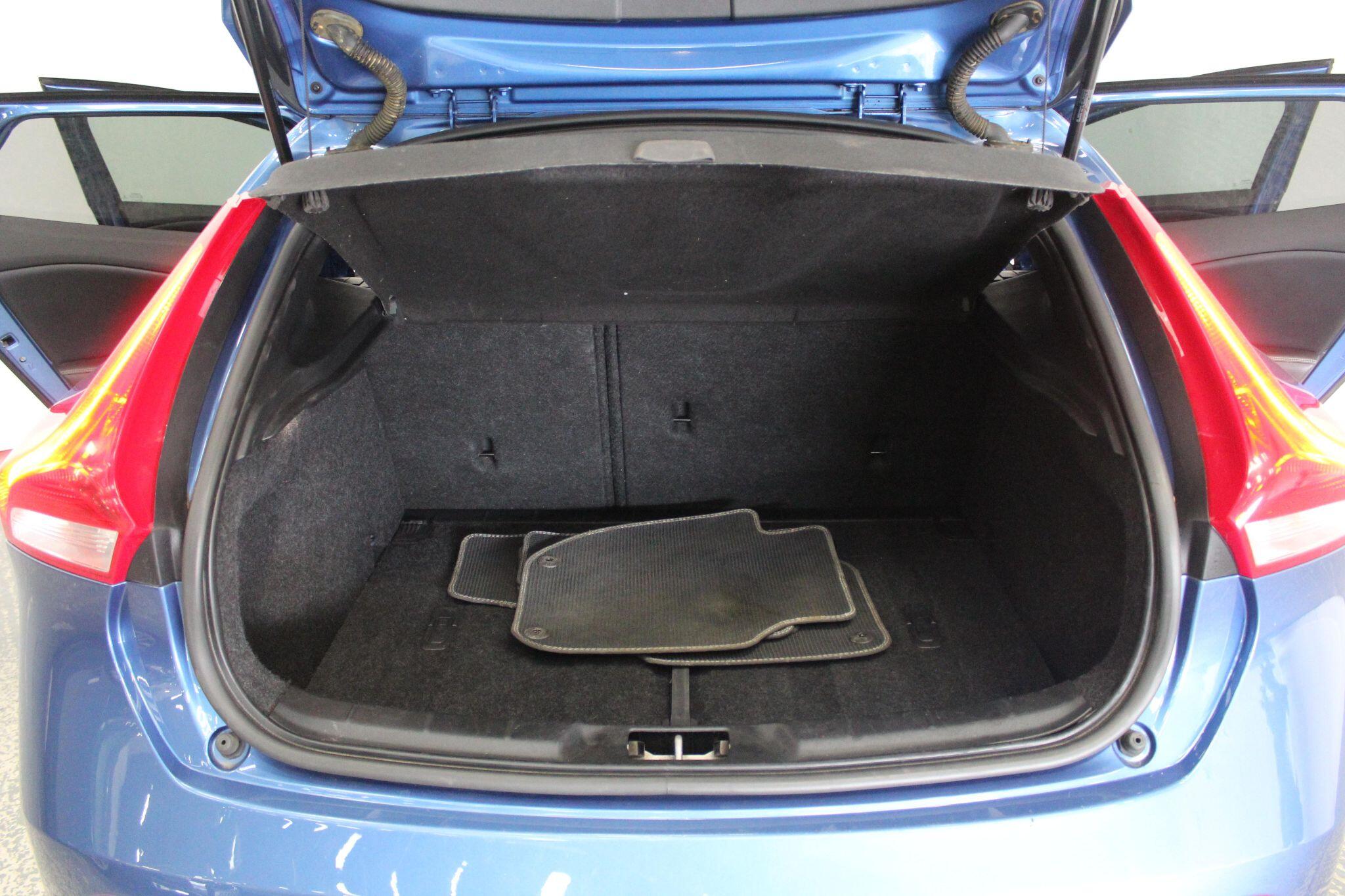 Volvo V40 view 24